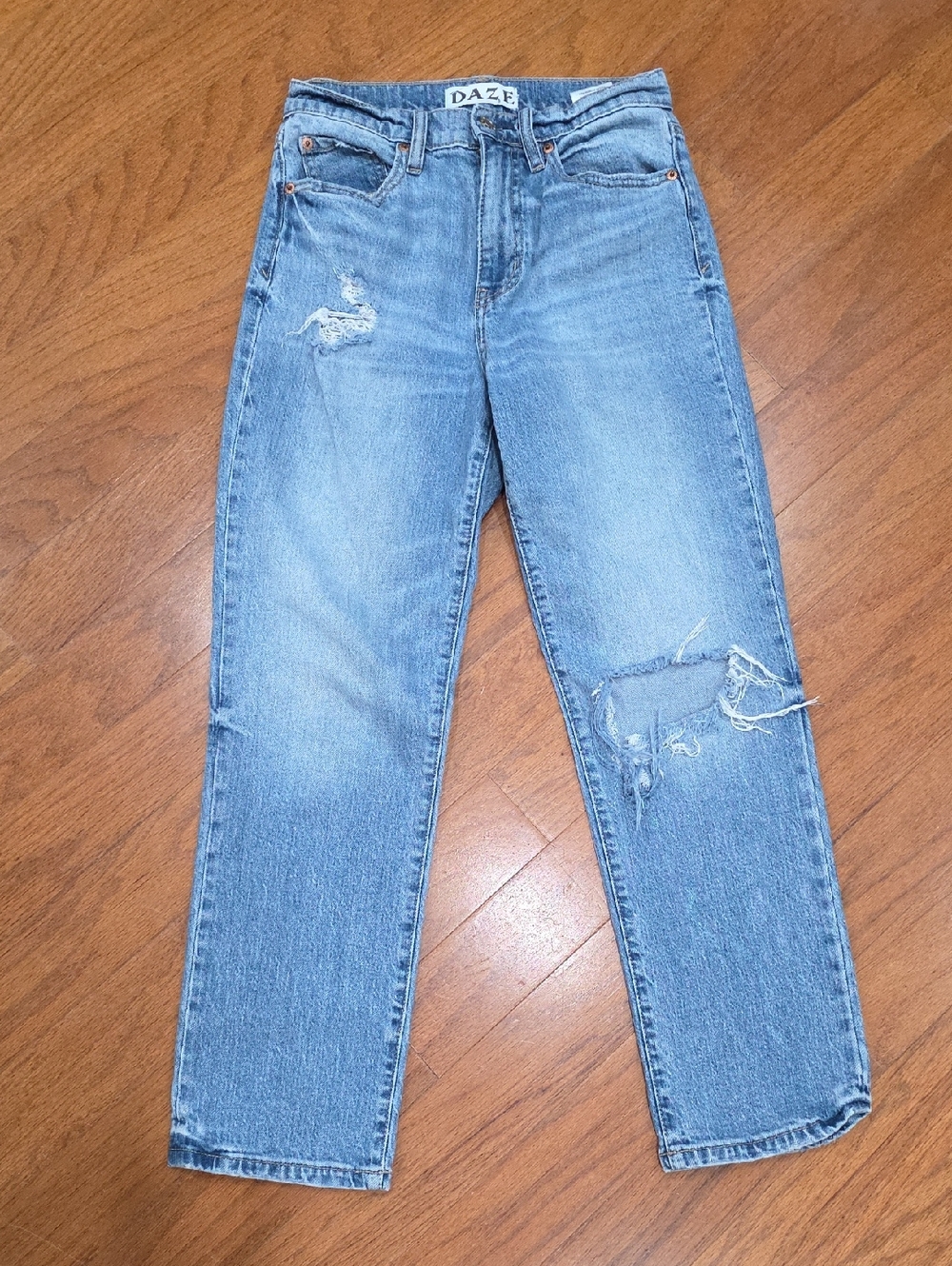 DAZE Women's Light Blue Distressed Crop Jeans